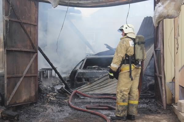 В Кемерово непогашенная сигарета уничтожила гараж и автомобиль